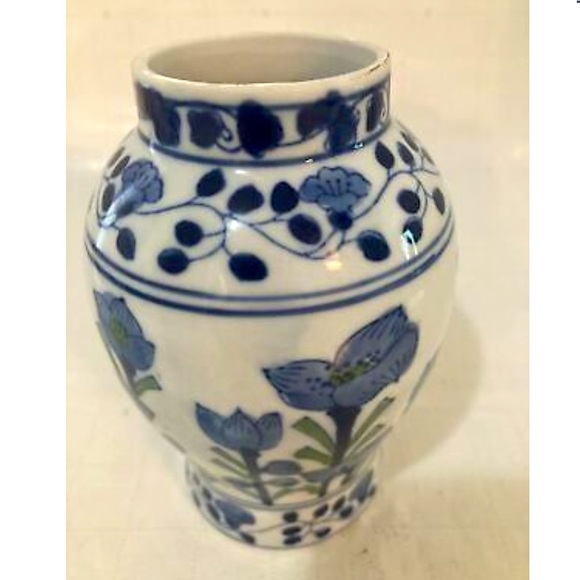 Chinese Porcelain Blue White Small
8" Floral Peony Vase Absolutely
Beautiful! - Picture 1 of 1